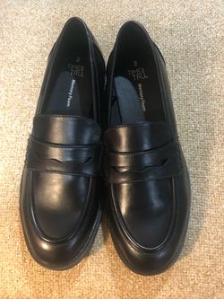 Woman’s black shoes in a size 9