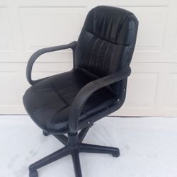 Black Heavy Duty Rolling Swivel Office Computer Desk Chair - Comfortable Vinyl Seat & Backrest with Removable Armrests - Clean in Very Good Condition
