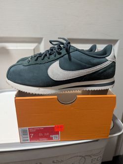 LIKE NEW NIKE CORTEZ SHOES