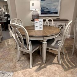 Realyn Chipped White Oval Dining Room Set