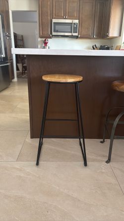 1 Mainstays Stool