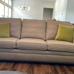 HUNTINGTON HOUSE BEAUTIFUL LEATHER SOFA -PURCHASED FROM NC 1/23. EXCELLENT CONDITION. PAID $5000 For SOFA. 