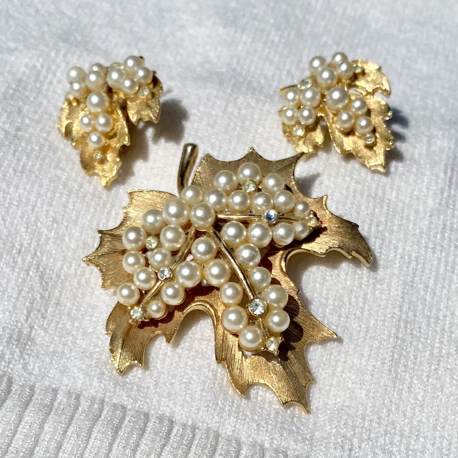 60s Lisner Gold Tone Maple Leaf Faux Pearl & Rhinestone Brooch & Earrings Set