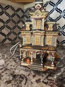 Grimsly manor Halloween house