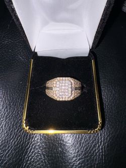 Gold ring with diamonds