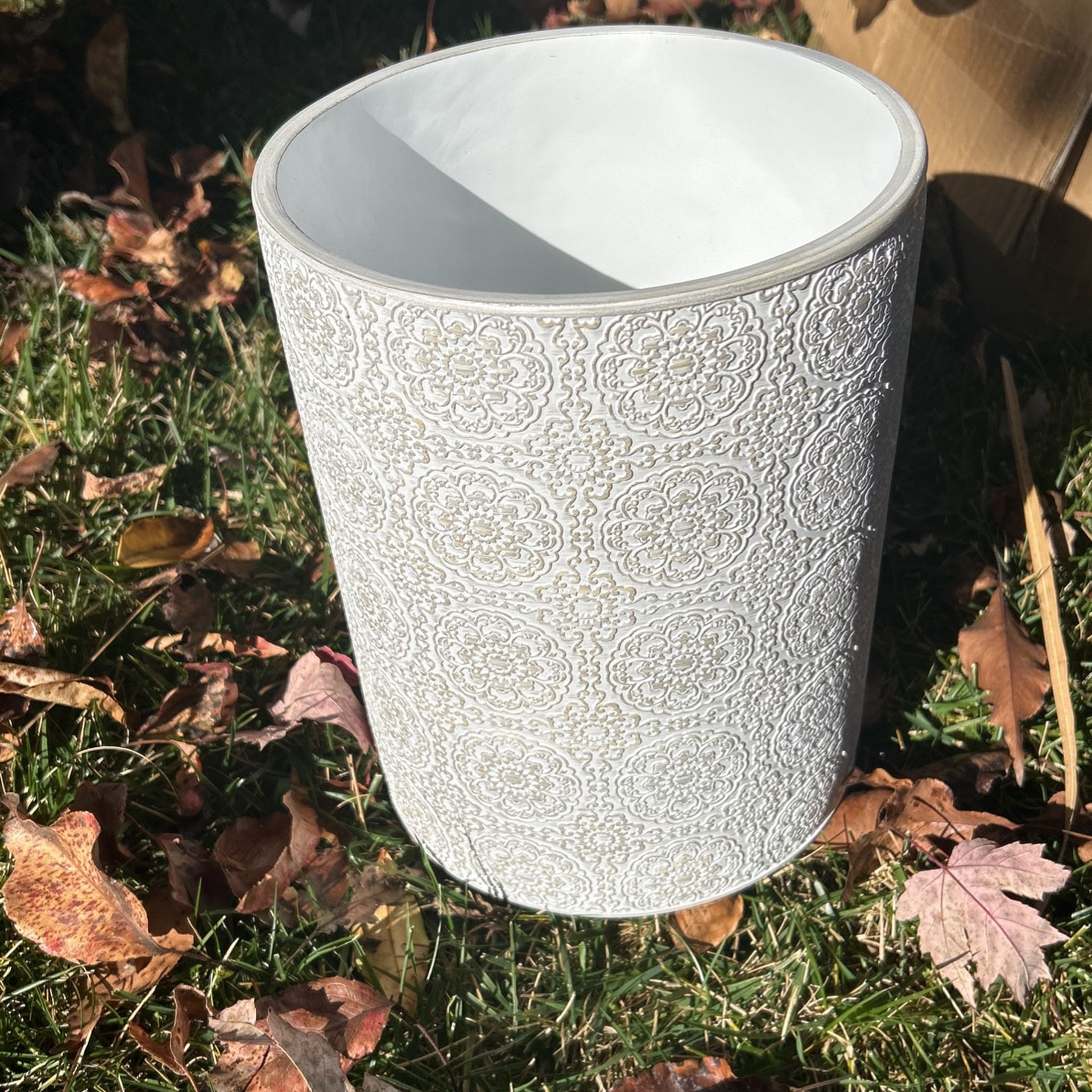 White Detailed Bathroom Trashcan