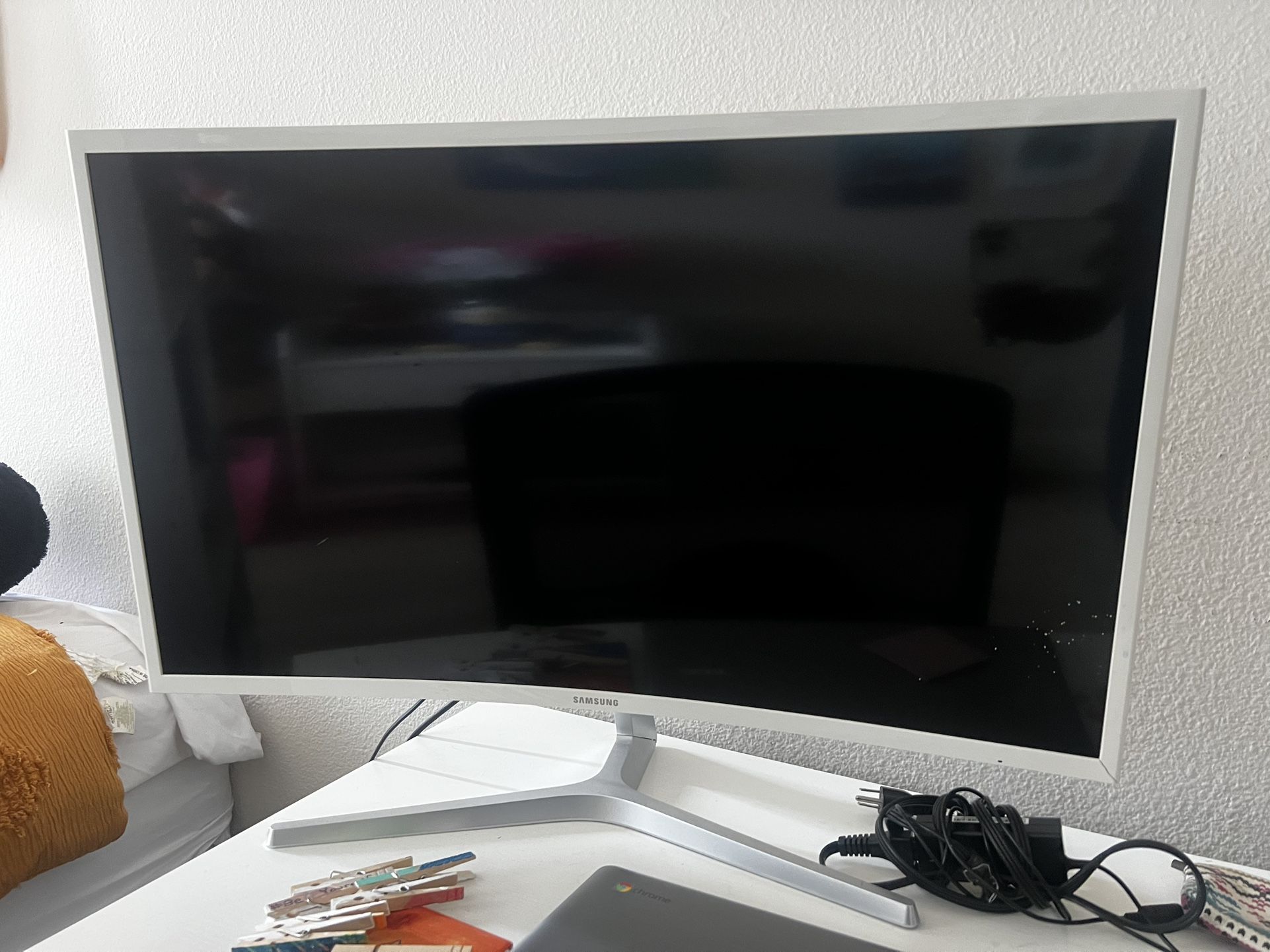 Samsung 32in Full HD Curved Screen LED TFT LCD Monitor Glossy White MagicBright FreeSync Technology Eco Saving Plus Eye Saver DisplayPort H