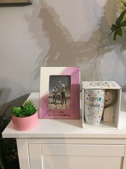 $25 for this beautiful and elegant birthday presents it’s all ceramics material the picture frame is 4x6 all Brand new and pick Up Gahanna