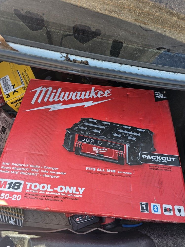 Milwaukee M18 Bluetooth Radio