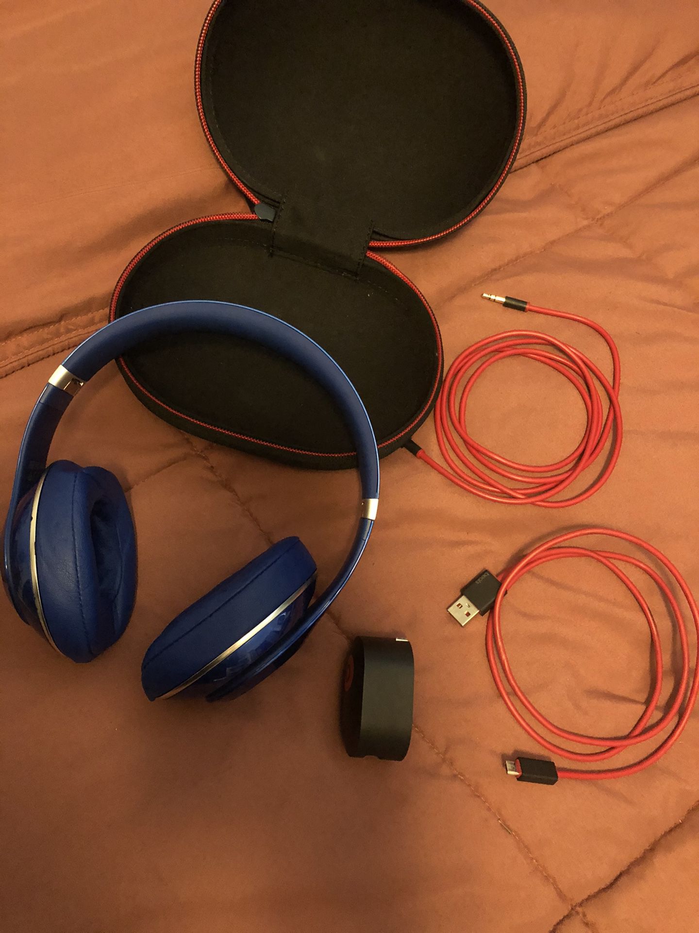 Blue Beats studio wires headphones