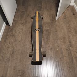 I am selling a second-hand skateboard.