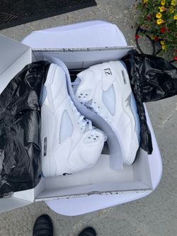 Brand new Jordan 5 metallic white size 11. OG all deadstock 🔥🔥
