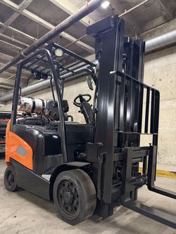 DOOSAN Forklift 5,500 lb, 3 Stage, Side Shift - 200 / 400 Hours