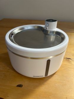 Like-New Automatic Cat Water Fountain + Extra Filters & Charger