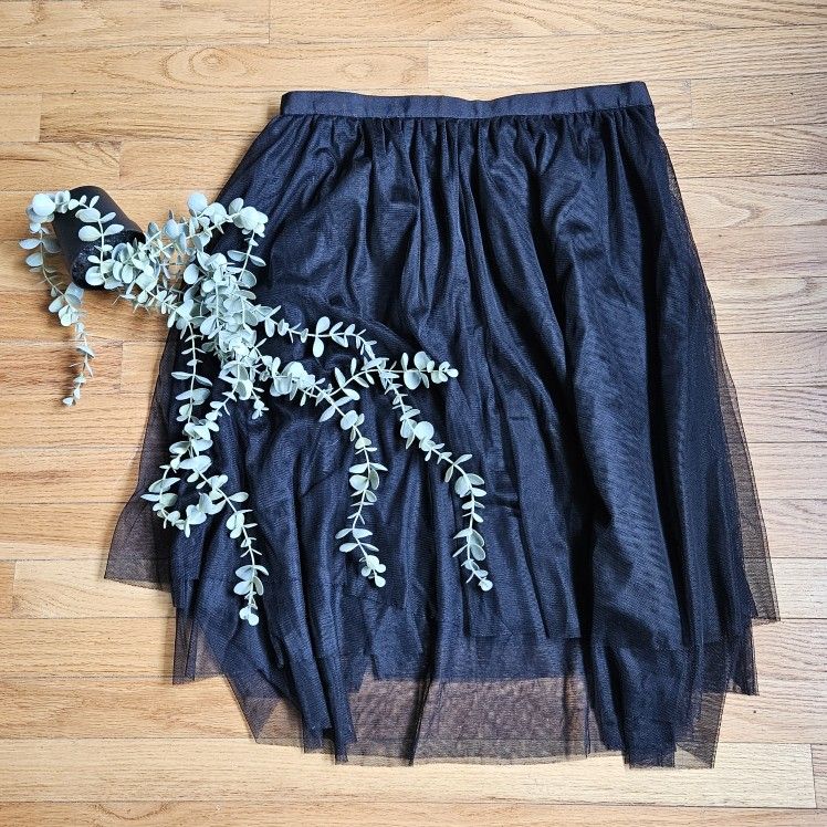 Isaac Mizrahi Black Tulle Midi Skirt Size M invisible zipper and clip closure 4 layers it isn't as puffy as normal tulle skirts just enough enough if