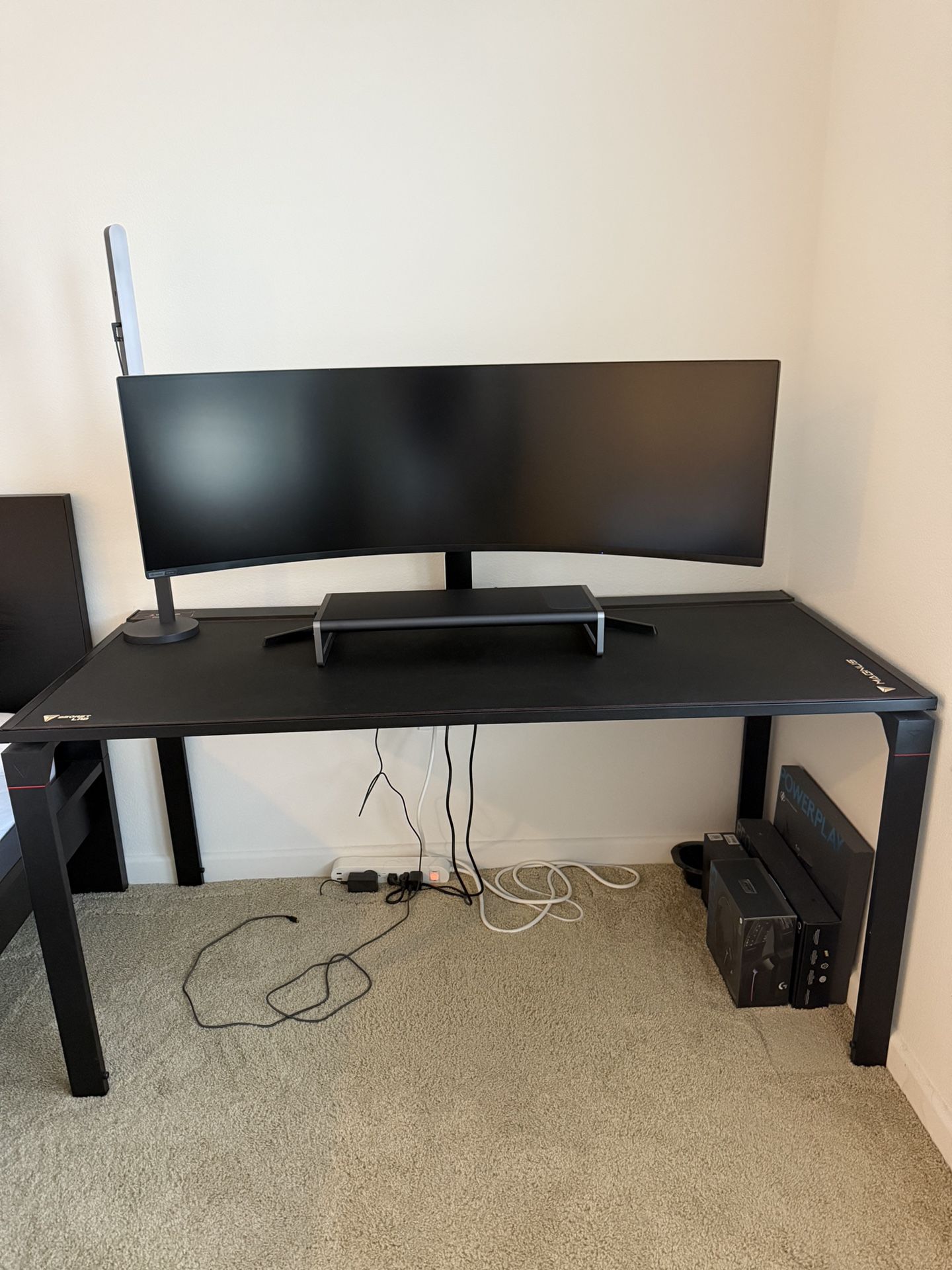 Secretlab MAGNUS Metal Desk & MAGPAD Signature Stealth (Included)