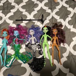 5 Monster High Dolls