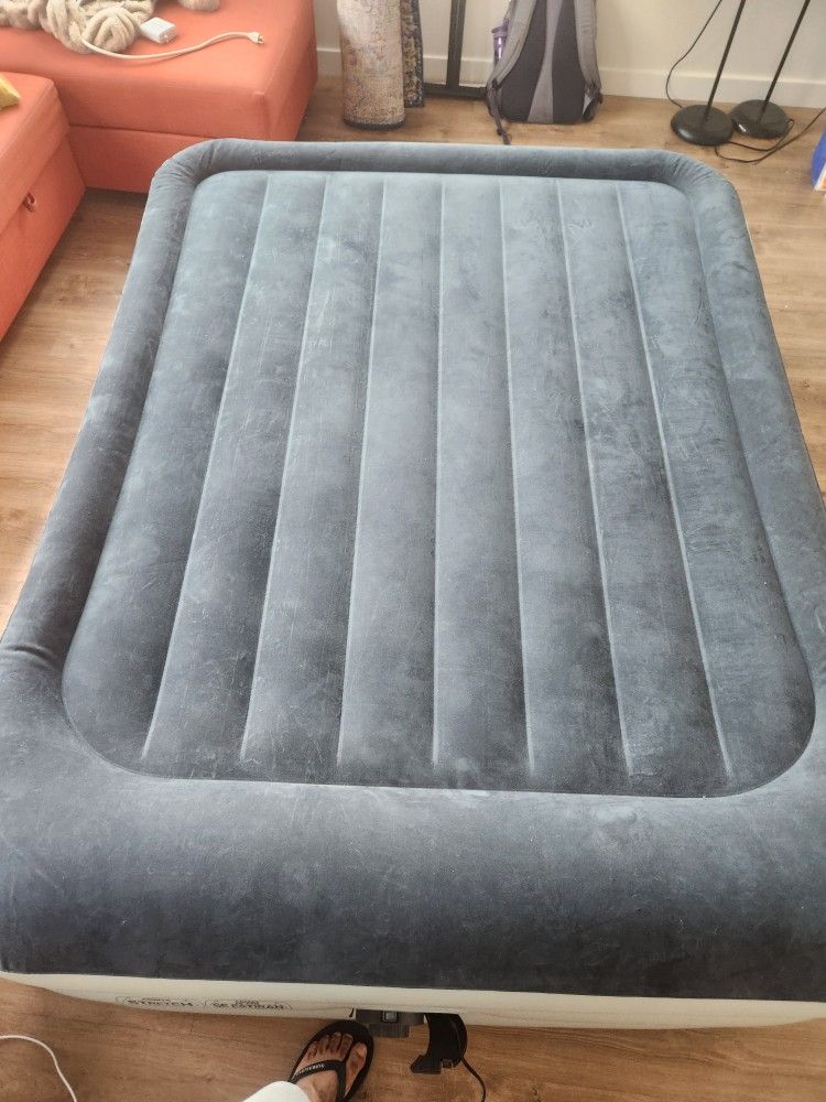 Queen Size 18" air Mattress 