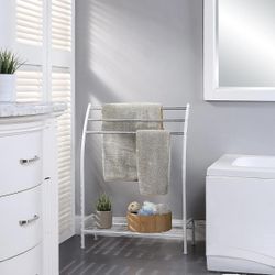 Self Standing Towel Rack With Bottom Shelf.                                                   Se Habla Español 