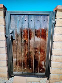 Side gate