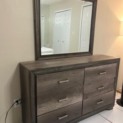 Dresser With Mirror