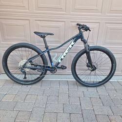 TREK MARLIN 6 MOUNTAIN BIKE 27.5 INCH 1 X 10 SPEED LIKE NEW( CHECK MY OTHER BIKES)