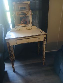 Vanity desk good condition
