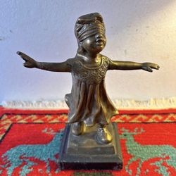Adorno Niña Traviesa Bronce Pesada Antigua