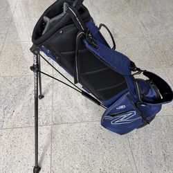 USKIDSGOLF ULTRALIGHT STAND BAG WITH DUAL ADJUSTABLE COMFORT PADDED STRAPS IN EXCELLENT CLEAN COND.