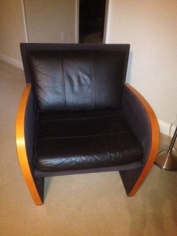 Leather arm chair . Very good condition . Contemporary style .