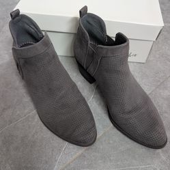 Women's mini boot size 7 M