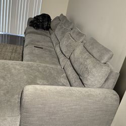 RECLINABLE COUCH 600$