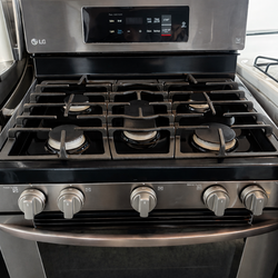 Estufa LG de acero inoxidable muy bien cuidada, funcionando todo al %100