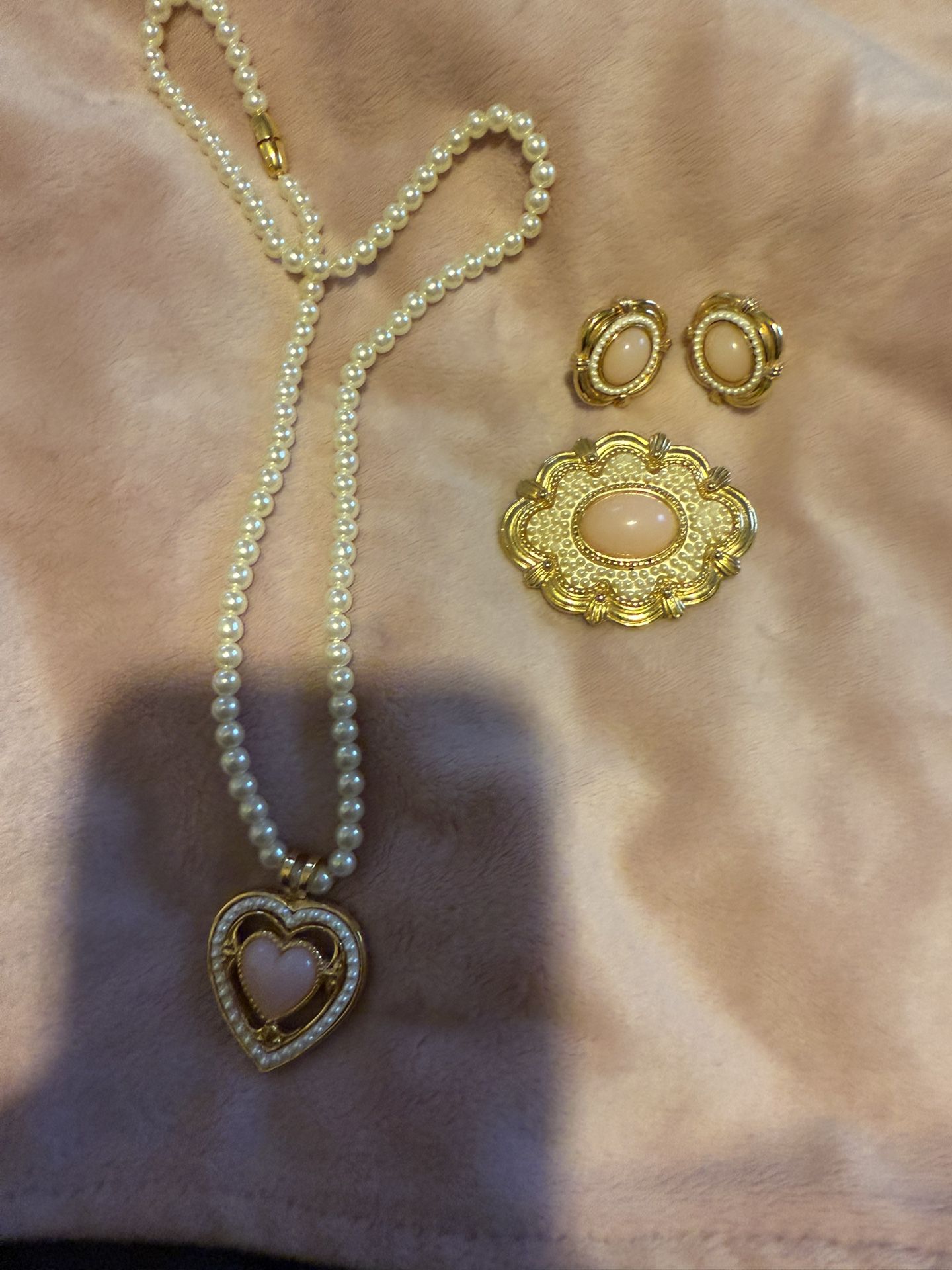 A Gorgeous Vintage Set By Avon A Necklace Clip On Earrings And A Brooch Colors White Pearls Pink And Gold