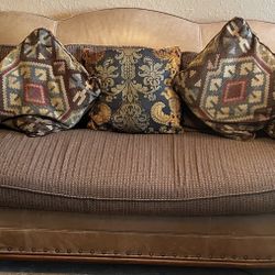 Sofa With 5 Throw Pillows