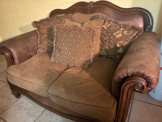 Traditional Wood Frame Loveseat with Throw Pillows