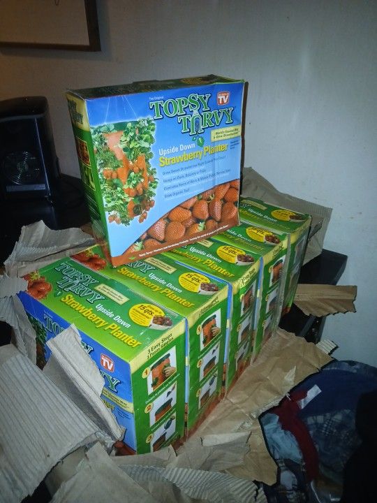 Tipsy Turvy Upside Down Strawberry Plantwrs Sox For 30$