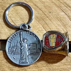 USA 🇺🇸 Vintage Collectibles: Liberty Island Statue Of Liberty Keychain NYC New York City & San Francisco California CA Cable Car State Sewing ⬇️⬇️