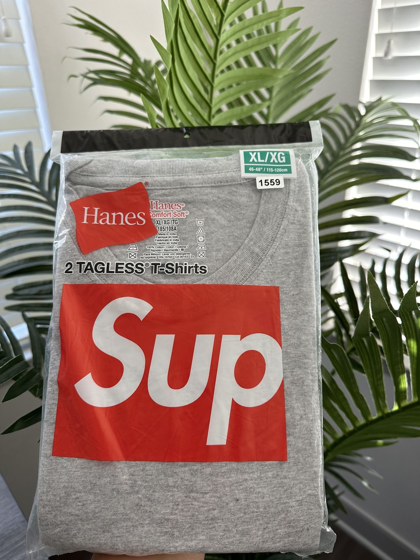 Supreme Hanes t Shirt XL (2 Shirts) 