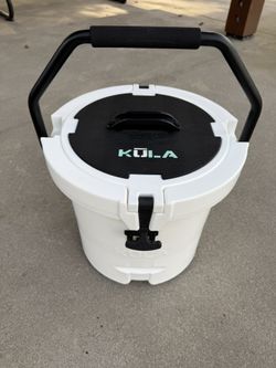 Kula 5 gallon White cooler bucket in excellent condition.