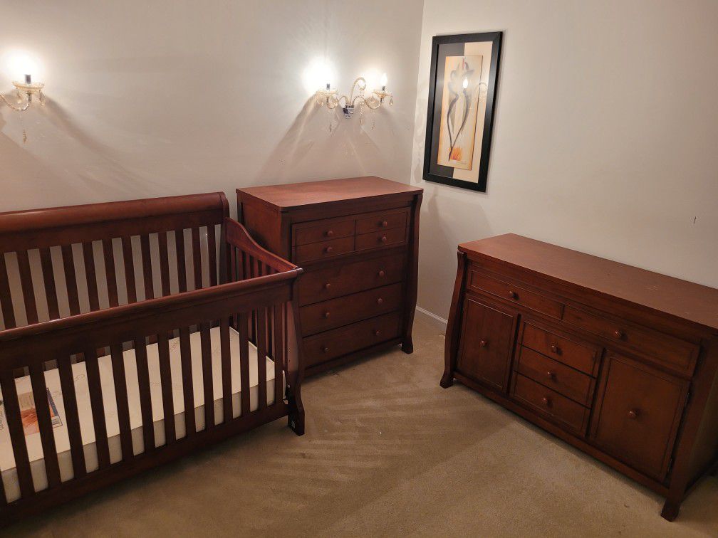 4 In 1 Convertible Crib With Dressers