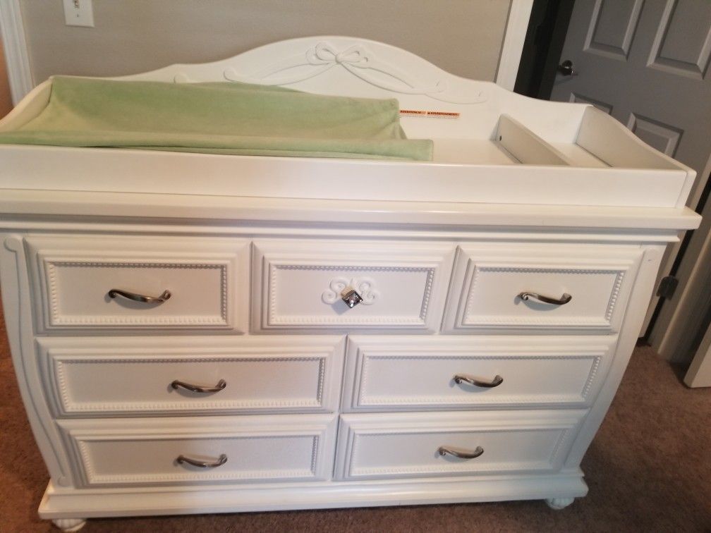 Childs dresser with changing Table
