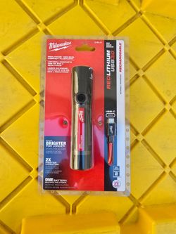 Milwaukee
800 Lumens LED USB Rechargeable Fixed Focus Flashlight
