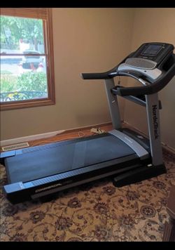 NORDICTRACK 1750 COMMERCIAL TREADMILL ( LIKE NEW & DELIVERY AVAILABLE TODAY )