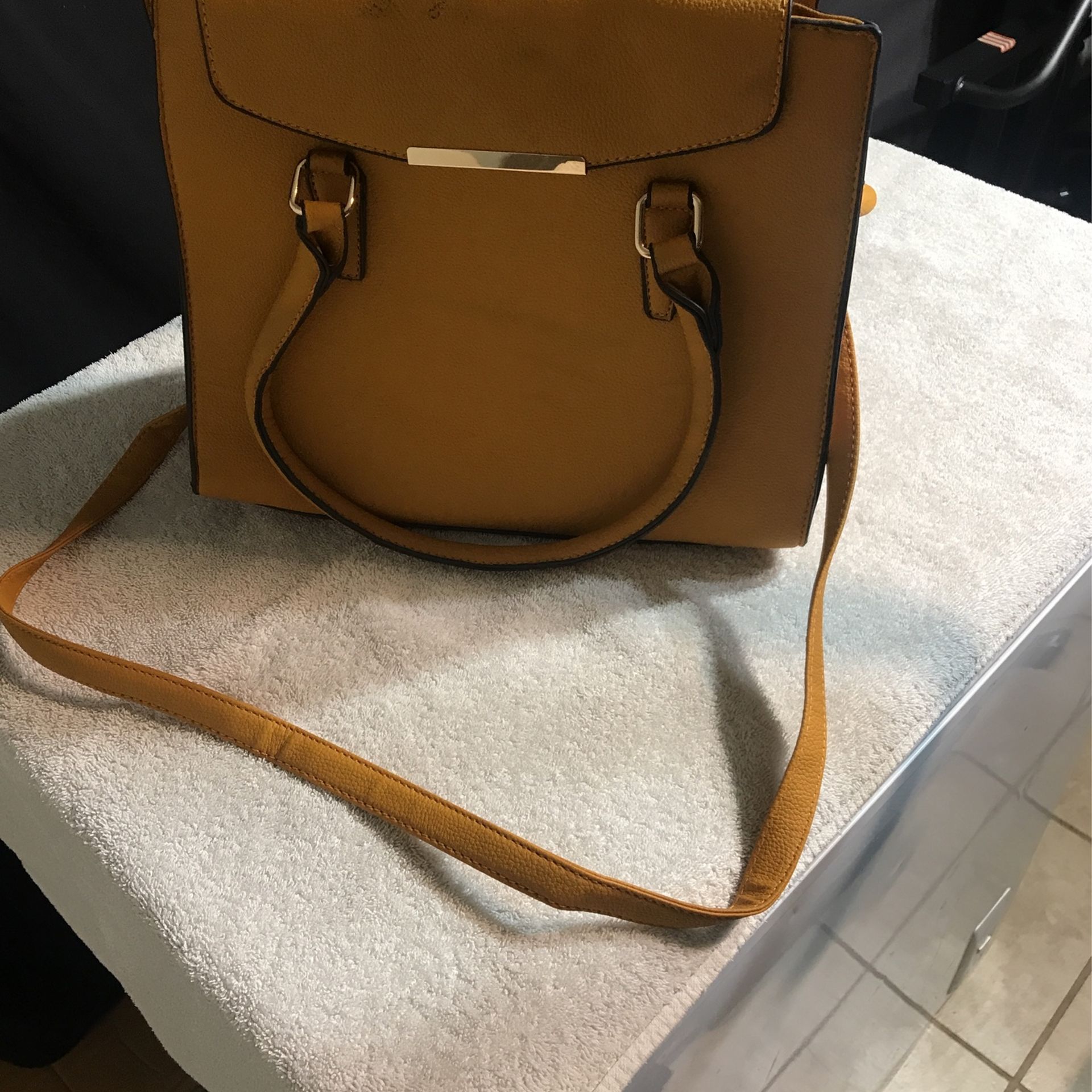 NEW LADIES HANDBAG. NEGOTIABLE