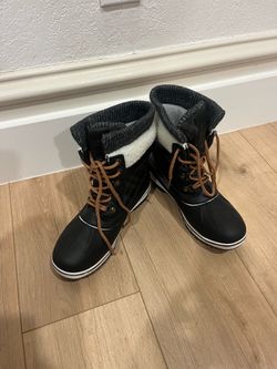 Women’s size 8 ski boots