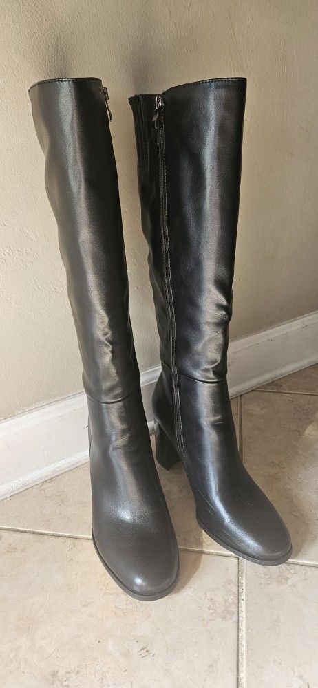 Knee High Black Woman Boots. Size 10