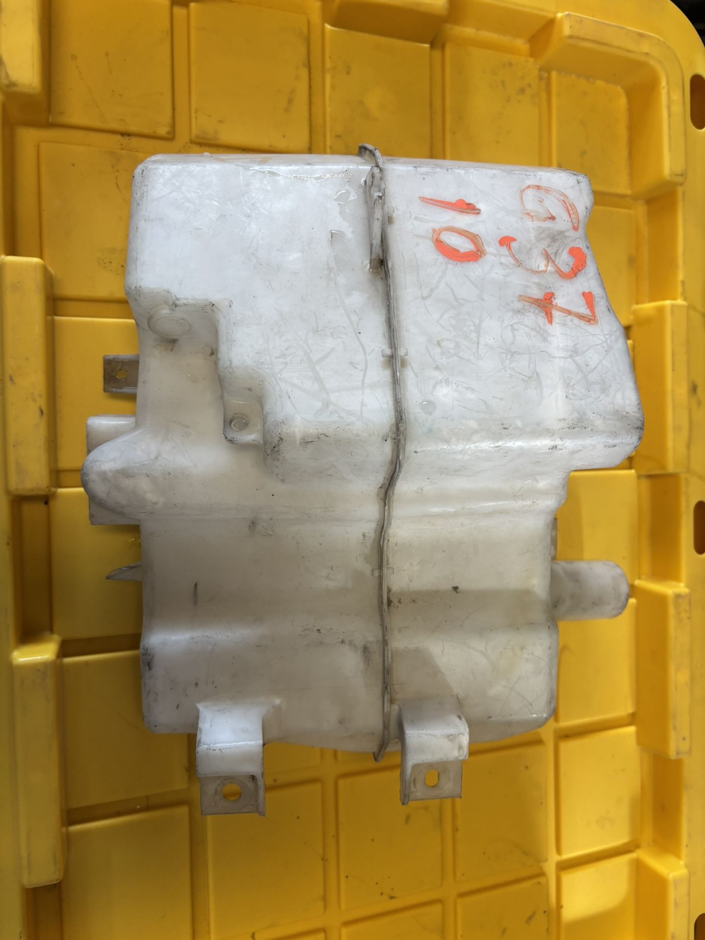 2010 Infiniti G37 Windshield Washer Fluid Reservoir