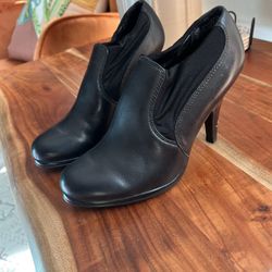 Women’s - Black bootie heels- 7 1/2