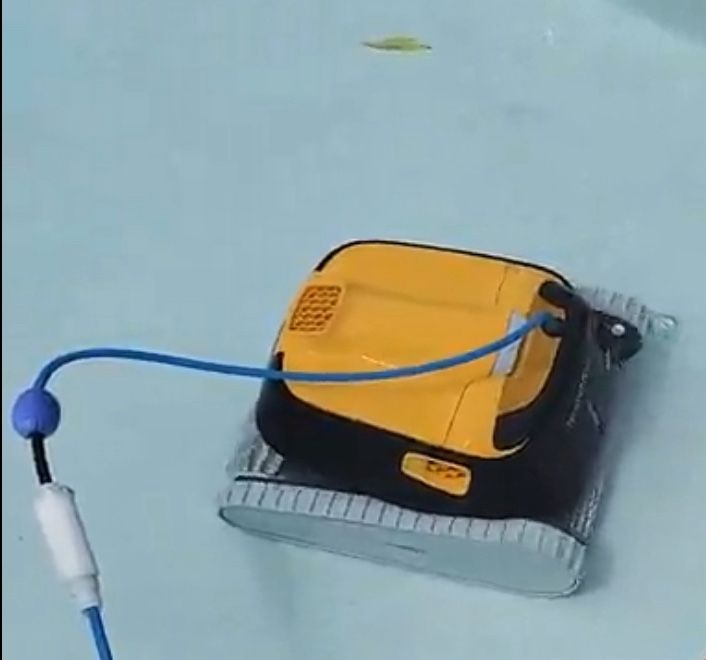Dolphin Pool Cleaner  (Intermittent shutting off when in use 